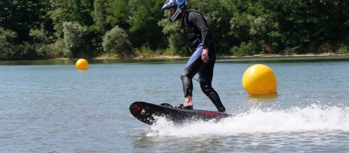 Magyarországi tóban a Tiron board elektromos szörfdeszkával